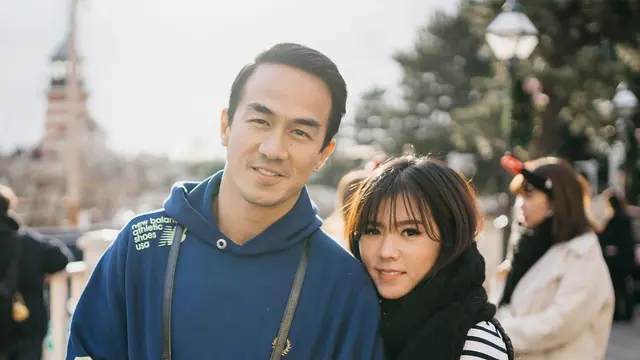 Rayakan Ultah Pernikahan ke-17, Ini 6 Potret Romantis Joe Taslim dan Istri