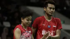 Ganda campuran Indonesia, Tontowi Ahmad/Apriyani Rahayu, saat menghadapi ganda Inggris, Chris Adcock/Gabrielle Adcock, pada laga Indonesia Masters 2020 di Istora, Jakarta, Kamis (16/1). Tontowi/Apriyani kalah 9-21, 12-21. (Bola.com/Yoppy Renato)