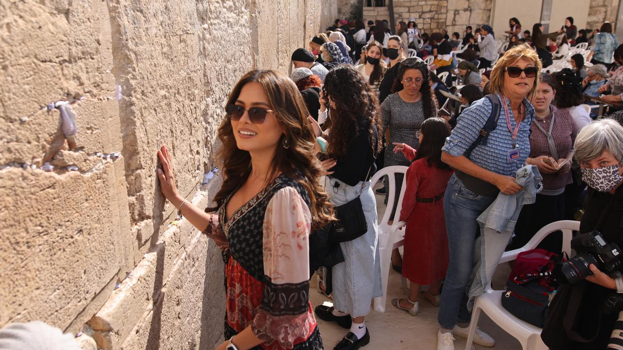 Pesona Miss Universe Andrea Meza di Yerusalem