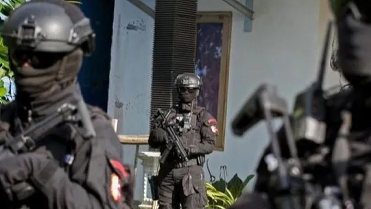 Ramadhan menjelaskan, kedua pelaku yang ditangkap diduga terkait insiden bom bunuh diri di Polsek Astana Anyar Bandung, Jawa Barat pada Desember 2022 silam.