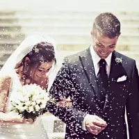 Cara mudah untuk membuat pernikahan yang minimalis tapi intim. (Image: athenslimotour.com)