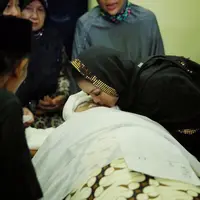 Kristina mencium almarhum ibundanya, Dariyah (Galih W Satria/Bintang.com)