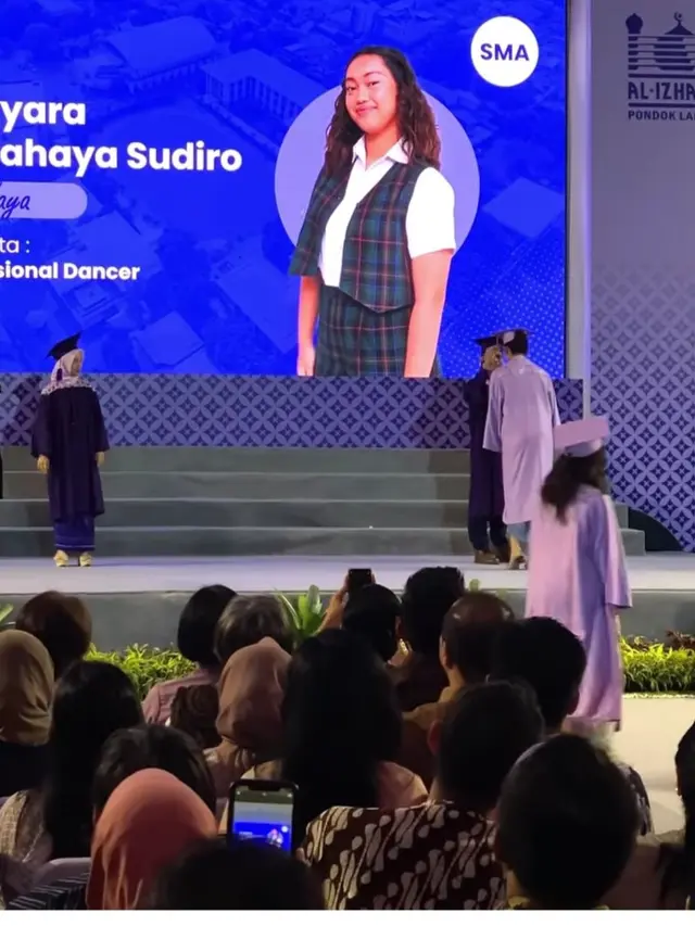 Tora Sudiro hadir dalam wisuda SMA putri keduanya Nayyara (Foto: Instagram t_orasudi_ro)