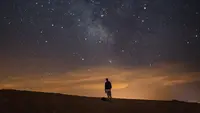 Ilustrasi malam hari, merenung, berpikir. (Photo by Khamk&eacute;o Vilaysing on Unsplash)