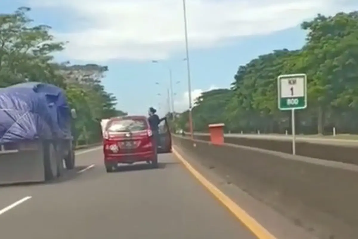 Seperti dilansir akun Instagram @makassar_iinfo, Kamis (27/2/2020), terlihat seorang pria berdiri di pintu depan sebelah kanan atau tempat pengemudi duduk.