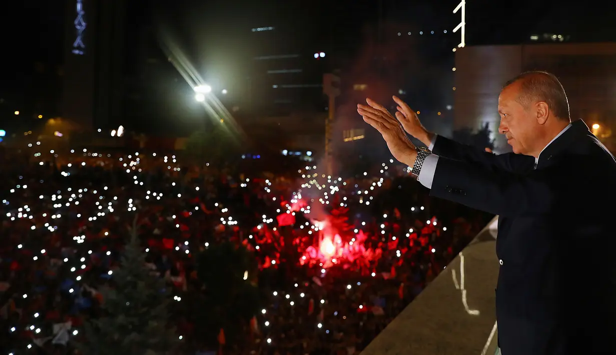 Presiden Turki Recep Tayyip Erdogan menyapa pendukung Partai Keadilan dan Pembangunan (AKP) di Ankara, Turki, Senin (25/6). Presiden Jokowi mengucapkan selamat atas kembali terpilihnya Erdogan sebagai presiden. (Presidency Press Service via AP, Pool)