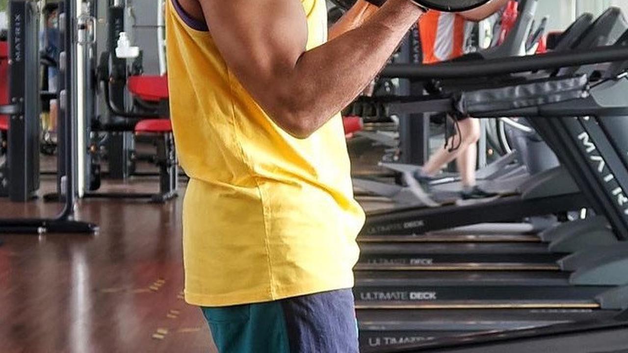 Pemeran Ikhsan ini juga hobi nge-gym. Terlihat ia tengah mengangkat beban saat gym.