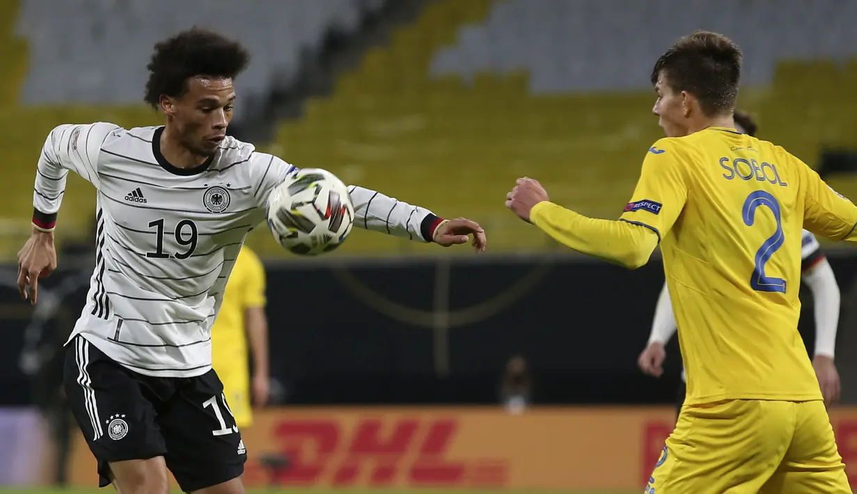 Gelandang Jerman Leroy Sane (kiri) berebut bola dengan bek Ukraina Eduard Sobol pada babak penyisihan Liga A Grup 4 UEFA Nations League di Red Bull Arena, Leipzig, Minggu (15/11/2020) dinihari WIB. Tertinggal lebih dulu, Jerman mengakhiri laga dengan kemenangan 3-1 atas Ukraina. (RONNY HARTMANN/AFP)