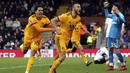 Pemain Wolverhampton Wanderer, Romain Saiss, melakukan selebrasi usai membobol gawang Fulham pada laga Premier League di Stadion Craven Cottage, Rabu (26/12). (AP/Steven Paston)