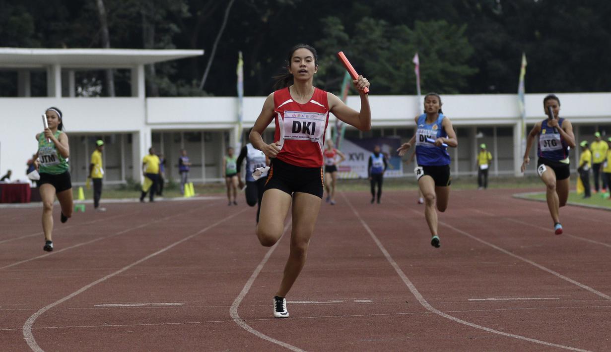 Pelari putri DKI Jakarta saat mengikuti nomor 4x100 meter estafet pada Kejuaraan Pomnas XVI 2019 di Stadion Madya, Senayan, Jakarta, Rabu (25/9). Tim putri Jakarta berhasil meraih emas. (Bola.com/Yoppy Renato)