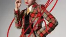 Gigi Hadid lakukan photoshoot mengenakan blazer bermotif kotak-kotak bernuansa merah. Aura alpha female terpancar sempurna dengan gaya preppy yang bold, dipadu tatanan rambut dan makeup dengan pulasan lipstik yang juga berwarna merah merona. Foto: Instagram.