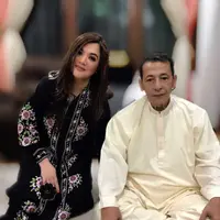 Cornelia Agatha tak kuasa menahan air matanya ketemu dengan Habib Luthfi.  Pemeran Sarah dalam Si Doel Anak Sekolahan itu mengaku sejak lama mengagumi Dr. (H.C.) Habib Muhammad Luthfi bin Ali bin Yahya atau lebih dikenal Habib Luthfi. [Instagram/perempuanpanggung]