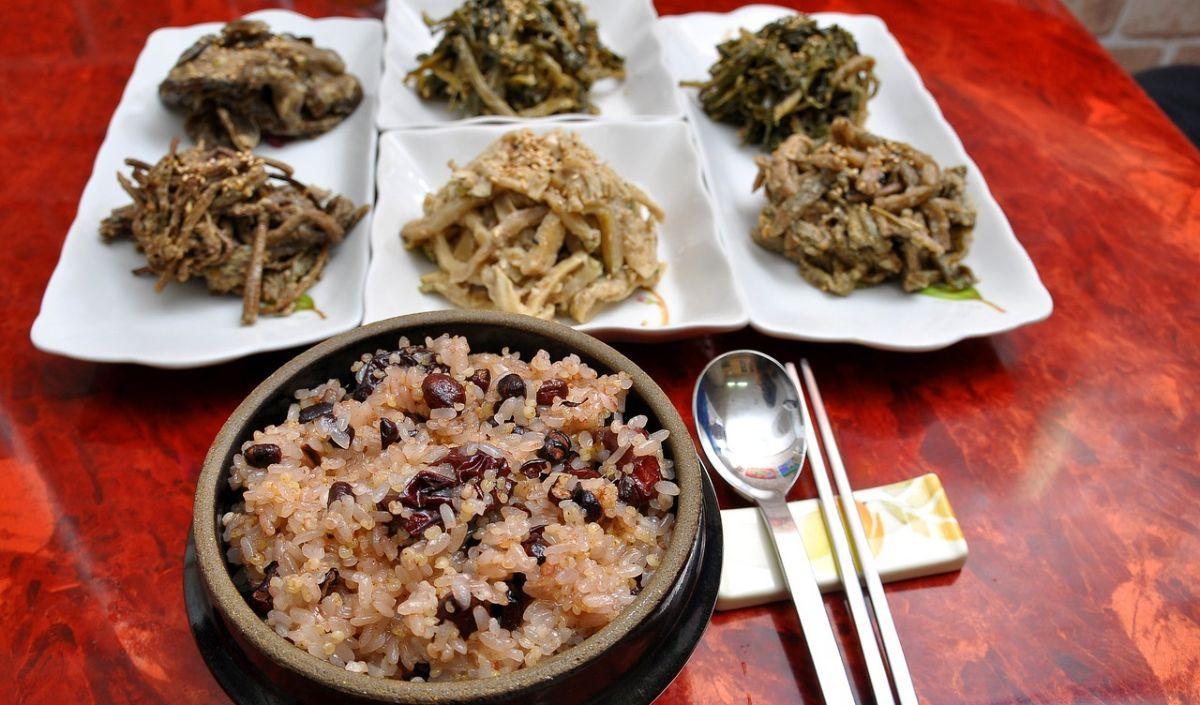 3.&nbsp;Berbagi Makanan dengan Banchan