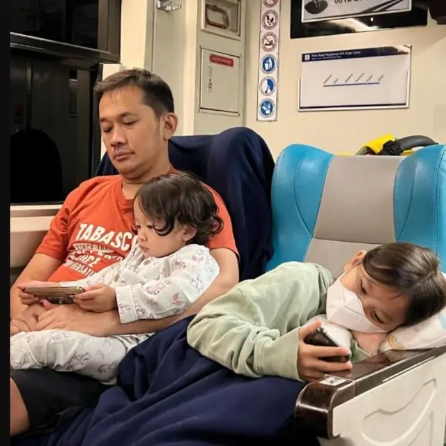 Bawa 5 Anak Pulang Kampung ke Yogya, Zaskia Adya Mecca Ketagihan Naik Kereta