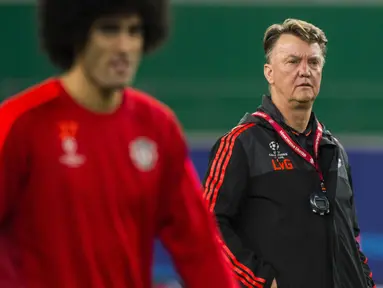 Pelatih Manchester United, Louis van Gaal (kanan) sedang mengawasi latihan anak asuhnya di Stadion Volkswagen Arena, Wolfsburg, Germany, Senin (7/12/2015).  (AFP Photo/John Macdougall)