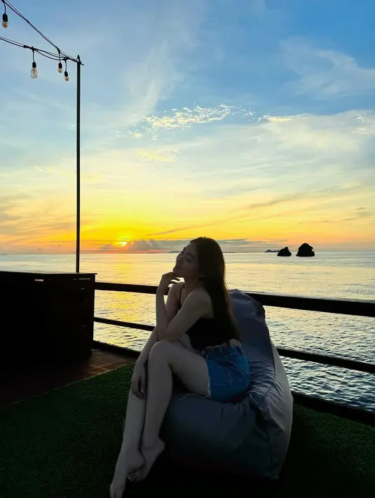 Di potret lainnya, Natasha Wilona memamerkan foto selfienya di Bawah sinar matahari. [Foto: Instagram/natashawilona12]