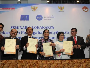 Perwakilan Komnas HAM, Komnas Perempuan, KPAI, Ombudsman dan LPSK menunjukkan nota kesepahaman kerjasama nota kesepahaman antikekerasan pada tahanan yang telah ditandatangani di Jakarta, Rabu (24/6). (Liputan6.com/Helmi Afandi)