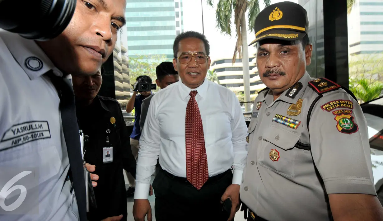 Kabareskrim Mabes Polri, Komjen Pol Anang Iskandar mendatangi Komisi Pemberantasan Korupsi (KPK), Jakarta, Kamis (5/11/15). Kedatangan Anang Iskandar bertujuan membahas sejumlah kasus dengan jajaran pimpinan lembaga antirasuah. (Liputan6.com/Helmi Afandi)