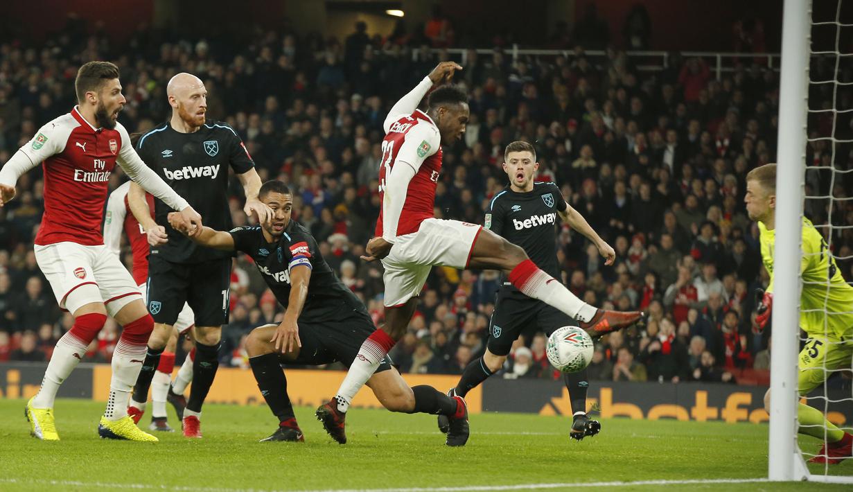 Aksi Danny Welbeck (tengah) saat mencetak gol ke gawang West Ham pada laga Piala Liga Inggris di Emirates Stadium, London, (19/12/2017). Arsenal menang 1-0. (AP/Alastair Grant)