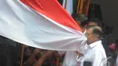 Dengan penuh khidmat Pasangan Capres-Cawapres, Jokowi dan JK mencium bendera merah putih, Jakarta Pusat, Senin (19/05/2014) (Liputan6.com/Herman Zakharia).