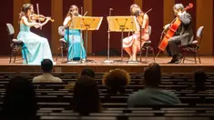 Para anggota Singapore Symphony Orchestra tampil dalam konser langsung pertama sejak diterapkannya upaya pencegahan terhadap COVID-19 mulai 7 April 2020 lalu, di Victoria Concert Hall di Singapura pada 8 Oktober 2020. Konser langsung tersebut dihadiri oleh 50 orang. (Xinhua/Then Chih Wey)