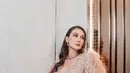 Mini dress berkerah v-neck itu memiliki embellishment kristal dengan aksen bulu-bbulu di bagian lengan [@lunamaya]