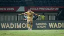 <p>Pemain Dewa United, Alex martinns, melakukan selebrasi setelah mencetak gol ke gawang Liga Indonesia All-Star dalam perebutan tempat ketiga Piala Presiden 2025 di Stadion Si Jalak Harupat, Kabupaten Bandung, pada Sabtu (12/7/2025) malam WIB. (Bola.com/Bagas Lazuardi)</p>