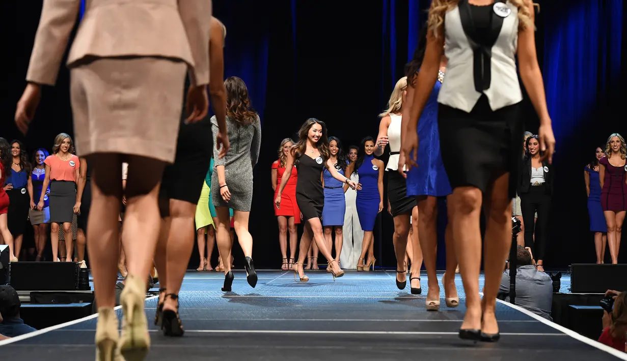 Sejumlah peserta berjalan di catwalk saat mengikuti audisi cheerleaders Los Angeles Rams di Los Angeles, California (17/4). Sekitar 500 wanita seksi dan cantik bersaing untuk menjadi cheerleaders tim football Los Angeles Rams. (AFP PHOTO/Mark Ralston)