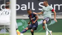 Kapten Bayern Munchen, Franck Ribery (kanan), menghadapi Paris Saint-Germain pada International Champions Cup di Worthersee Stadion, Klagenfurt, Sabtu (21/7/2018). (Twitter Bayern Munchen)