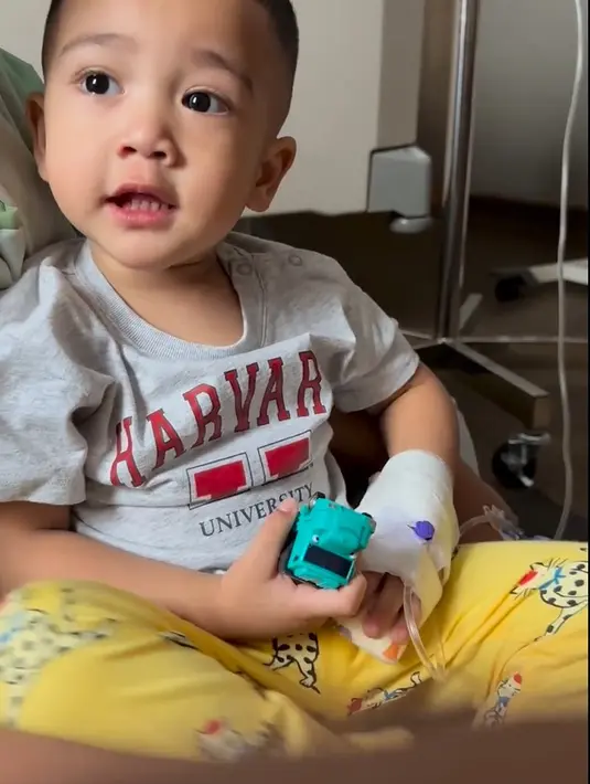 "MasyaAllah Alhamdullilah udah bisa bercanda adek Rayyanza doain ya ounti & uncle online biar adek cepet sembuh Aamiin," tulis shela_lala96 yang merupakan pengasuh Rafathar kakak Rayyanza. [Instagram/shela_lala96]