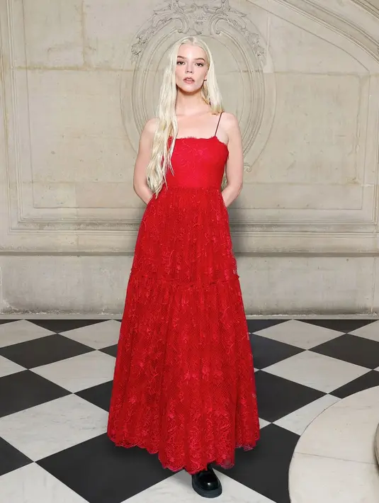 Sang house ambassador, Anya Taylor-Joy mengenakan Dior lace long dress warna merah merona yang dipadukan dengan sepatu Dior warna hitam. [Dok/Dior]