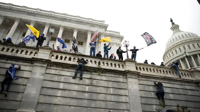 FOTO: Massa Pendukung Donald Trump Serbu Capitol Hill, 1 Orang Tewas