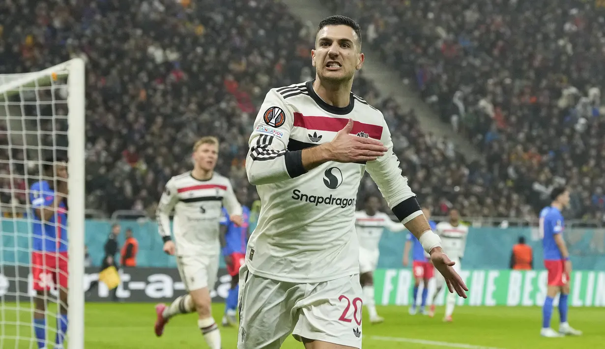 Pemain Manchester United, Diogo Dalot merayakan golnya ke gawang FCBS dalam laga lanjutan Liga Europa 2024/2025 di National Arena Stadium, Bucharest, Romania, Jumat (31/01/2025). (AP Photo/Andreea Alexandru)