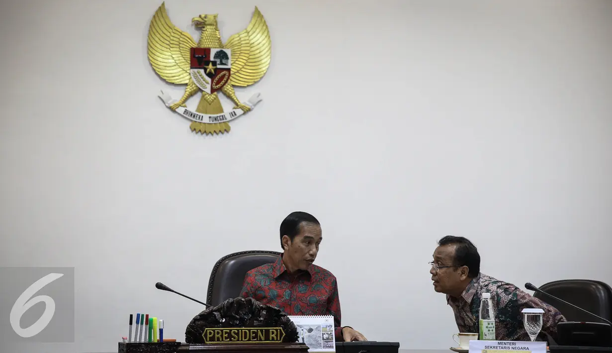 Presiden Joko Widodo berbincang dengan Mensesneg Praktino (kanan) saat memimpin ratas membahas percepatan pembangunan LRT di Jabodetabek dan Palembang dalam rangka Asian Games ke-18, Jakarta, Selasa (29/3/2016). (Liputan6.com/Faizal Fanani)