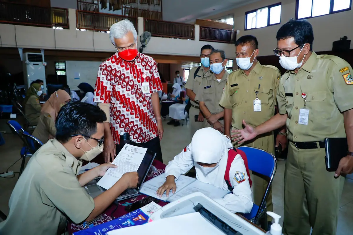 Ganjar Pranowo saat meninjau PPDB Jateng 2022 di Semarang. (Istimewa)
