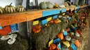 Bermacam labu dengan berbagai bentuk dan jenis dipamerkan di sebuah gudang saat musim panen di pertanian Franzlbauer di Hintersdorf, Austria, Selasa (27/10/2015). (REUTERS/Heinz - Peter Bader)