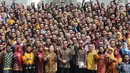 Presiden Joko Widodo (Jokowi) berfoto dengan pendamping Program Keluarga Harapan (PKH) setelah Jambore Sumber Daya PKH Tahun 2018 di Istana Negara, Jakarta, Kamis (13/12). Jambore diikuti 598 peserta dari seluruh Indonesia. (Liputan6.com/Angga Yuniar)