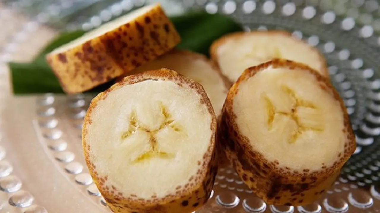 Makan pisang dengan kulitnya.
