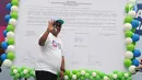 Ketua KPU  Arief Budiman menandatangani Kampanye Aman Untuk Anak pada acara Deklarasi Pemilu Ramah Anak di Gedung Bawaslu, Jakarta, Minggu (17/3). KPU melarang anak-anak untuk terlibat dalam aktivitas kampanye politik. (Liputan6.com/Herman Zakharia)