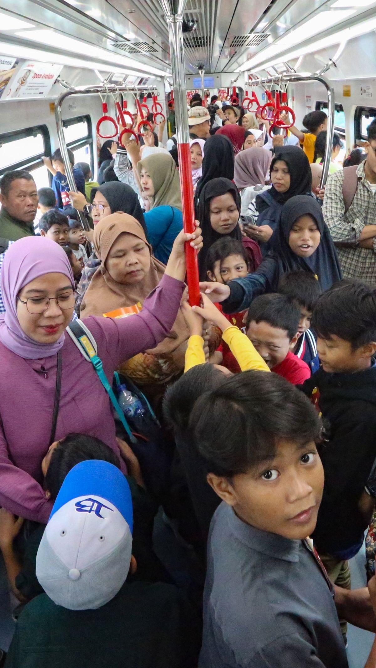 Ajang ini sekaligus memperkenalkan layanan unggulan dan memperkuat resonansi <i>brand awareness</i> LRT Jakarta di kalangan masyarakat.&nbsp;Foto: Merdeka.com/Arie Basuki