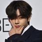 Salah seorang personel BTS, V, dalam acara konferensi pers peluncuran album 'BE (Deluxe Edition)' di Seoul (20/20/2020). (AFP/Jung Yeon-je)