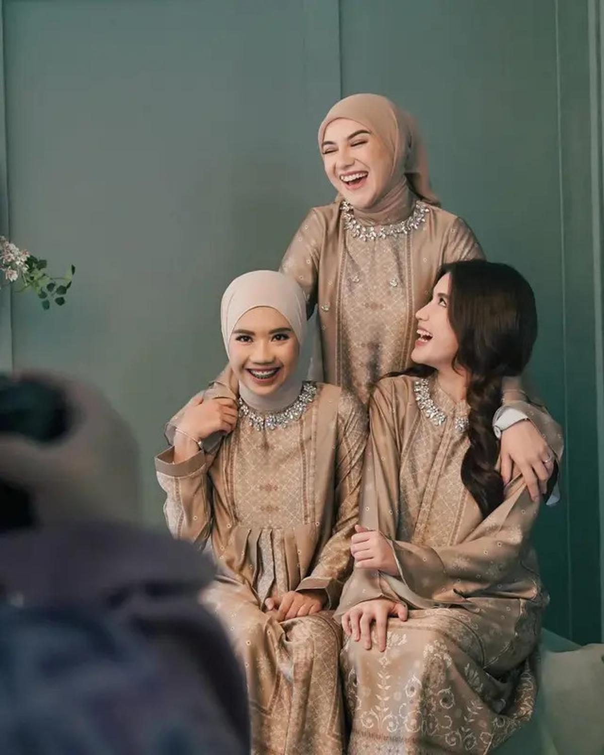 5 Gaya Pemotretan Irish Bella dengan Dua Anak Sambung, Terbaru dengan Dress Putih Mewah