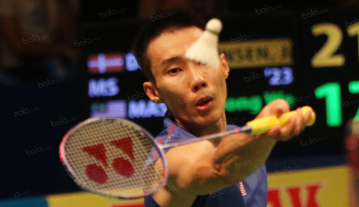 Lee Chong Wei saat melawan Jan O Jorgensen pada final tunggal putra BCA Indonesia Open 2016 di Istora Gelora Bung Karno, Senayan, Jakarta, Minggu (5/6/2016). (Bola.com/Nicklas Hanoatubun)