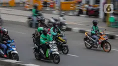 Sejumlah pengemudi ojek online membawa penumpang melintas di kawasan Harmoni, Jakarta, Selasa (7/4/2020). Selama pemberlakuan Pembatasan Sosial Berskala Besar (PSBB), layanan ojek online (ojol) akan dilarang mengangkut penumpang dan hanya dibolehkan untuk antar barang. (Liputan6.com/Faizal Fanani)