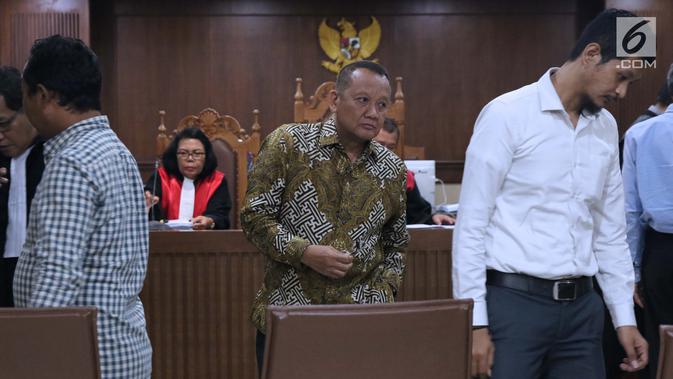 Mantan Sekretaris Mahkamah Agung (MA) Nurhadi Abdurachman (tengah) saat menjadi saksi pada sidang dugaan suap terkait pengurusan sejumlah perkara dengan terdakwa Eddy Sindoro di Pengadilan Tipikor, Jakarta, Senin (21/1). (Liputan6.com/Helmi Fithriansyah)