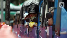 Pengemudi bajaj menunggu penumpang di jalur khusus angkutan umum Stasiun Tanah Abang, Jakarta Pusat, Jumat (5/6/2020). Stasiun Tanah Abang punya wajah baru dengan menyediakan jalur khusus angkutan umum mulai dari angkot, bajaj, hingga ojek. (Liputan6.com/Johan Tallo)