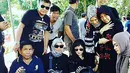 Para pelayat memberikan penghormatan terakhir juga datang dari para fans almarhum Nike Ardila. Kesedihan juga dari ibunda mendiang Nike Ardila. (Instagram/nikeardilla)