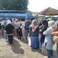 Antrian warga di salah satu gerai mobil keliling penukaran uang cash yang disedikan KPw BI Tasikmalaya, Jawa Barat. (Liputan6.com/Jayadi Supriadin)