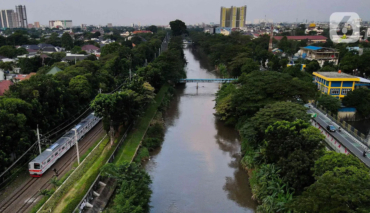 Kepedulian masyarakat dan pemerintah diharapkan dapat menjaga kelestariannya dari kerusakan dan pencemaran yang semakin parah di Sungai Ciliwung. (Liputan6.com/Herman Zakharia)