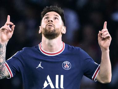 Lionel Messi berhasil mencapai kesuksesan yang belum pernah terjadi sebelumnya pada tahun 2021. Mulai dari memenangkan trofi internasional hingga menambah gelar individunya. Berikut 5 rekor yang dibuat Lionel Messi pada tahun 2021. (AFP/Franck Fife)